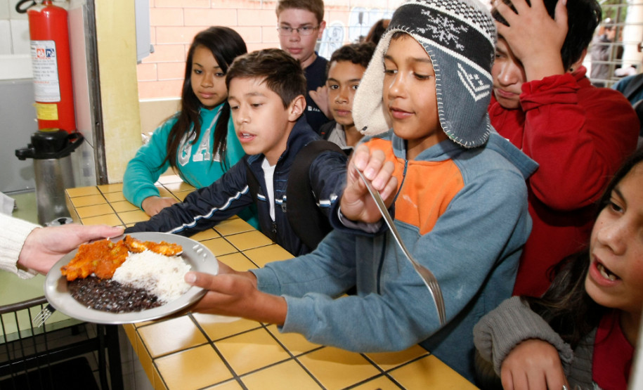 Colégio Estadual Prieto Martinez na rua Nilo Peçanha no Bom Retiro, Merenda escolar com peixe assado. 05-09-13.