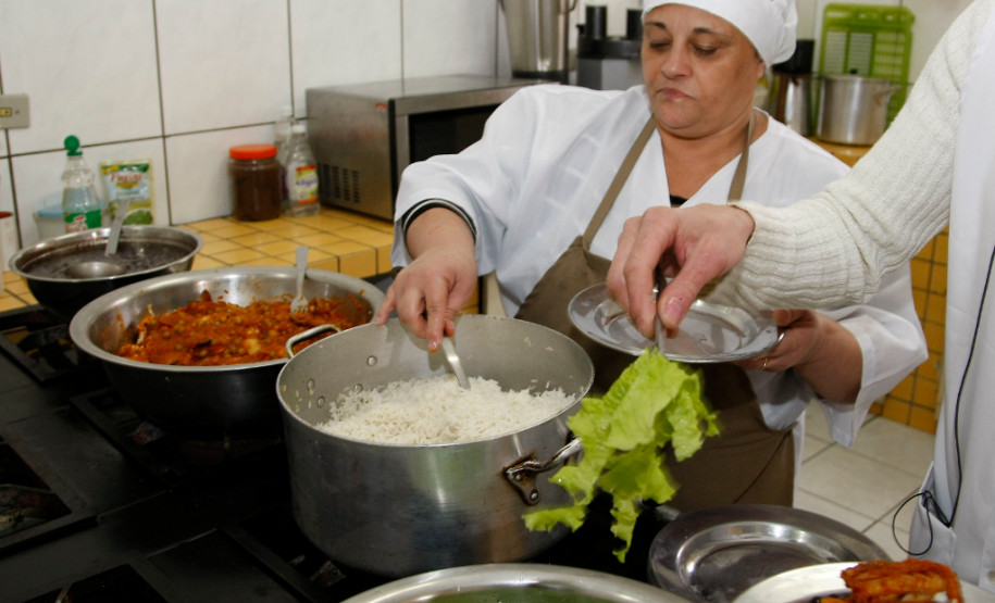 Colégio Estadual Prieto Martinez na rua Nilo Peçanha no Bom Retiro, Merenda escolar com peixe assado. 05-09-13.