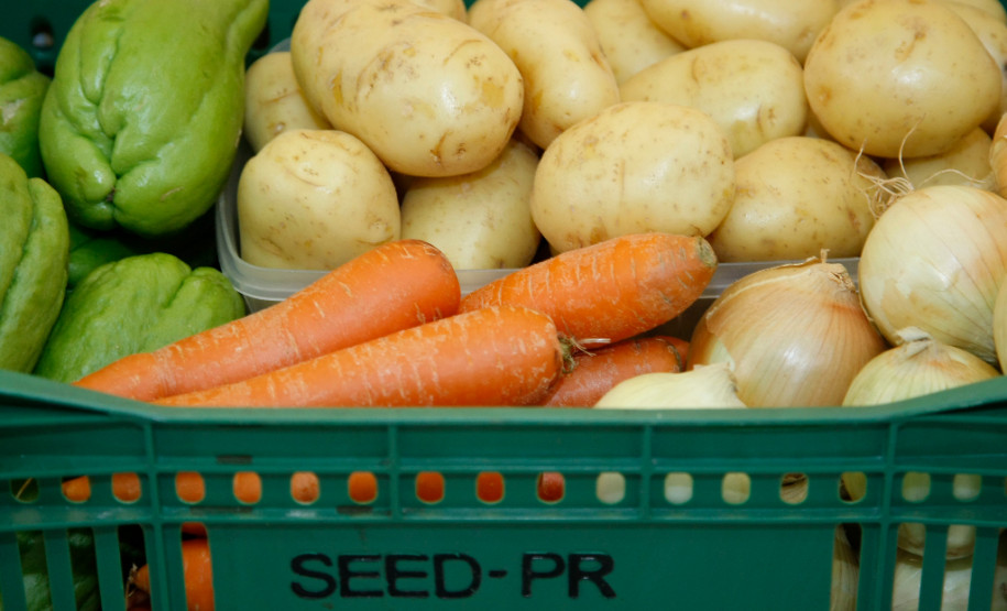Colégio Estadual Prieto Martinez na rua Nilo Peçanha no Bom Retiro, Merenda escolar com peixe assado. 05-09-13.