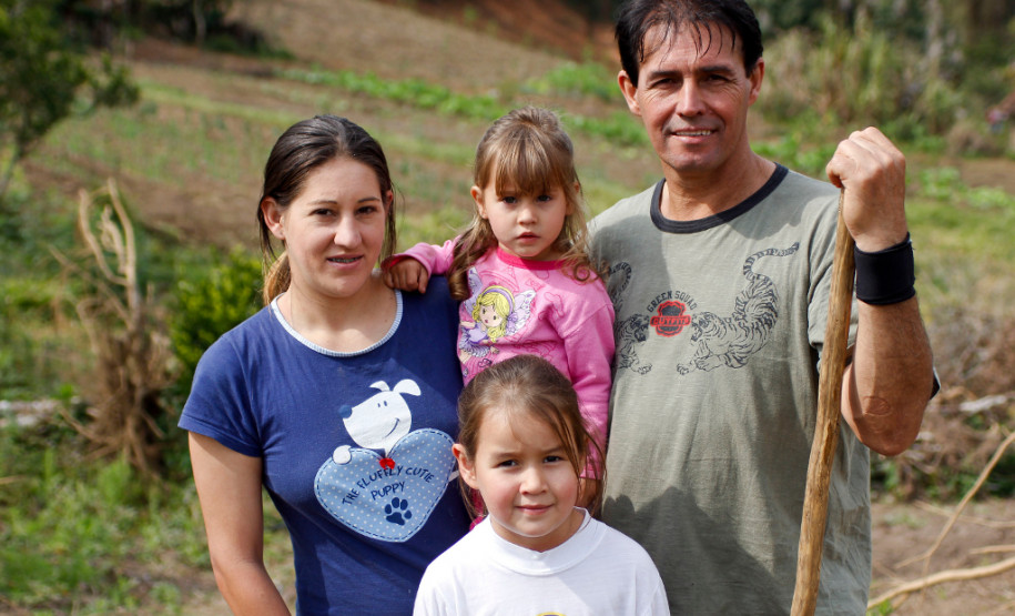 Agricultura Familiar - João Cândido, com a esposa Nerli, a filha Xaiene e a sobrinha Jaine, agricultor que fornece alimentos orgânicos para a merenda escolar. Doutor Ulysses, 02/09/2013.
