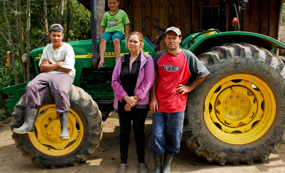 Agricultura Familiar - Ari Dias, com a esposa Joceli e os filhos Jean e Aguinaldo, agricultor que fornece alimentos orgânicos para a merenda escolar. Doutor Ulysses, 02/09/2013.