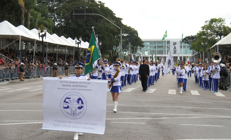 Mais de 1,5 mil alunos de escolas públicas participaram do desfile de 7 de Setembro na Avenida Cândido de Abreu, em Curitiba.<br />
<br />
Veja mais fotos em: <a href=" http://www.flickr.com/photos/flavioarns/sets/72157635424221038/" target="_blank"> http://www.flickr.com/photos/flavioarns</a>