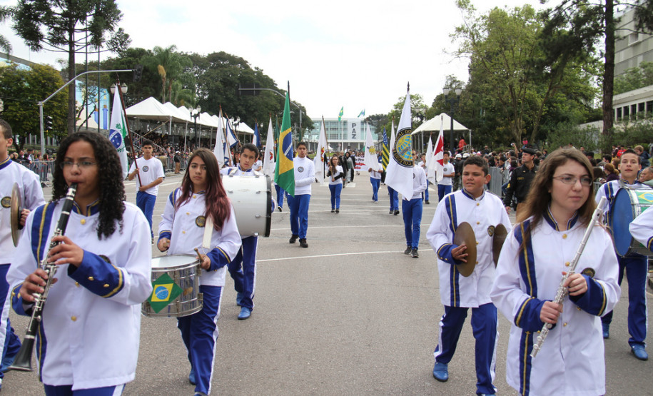 Mais de 1,5 mil alunos de escolas públicas participaram do desfile de 7 de Setembro na Avenida Cândido de Abreu, em Curitiba.<br />
<br />
Veja mais fotos em: <a href=" http://www.flickr.com/photos/flavioarns/sets/72157635424221038/" target="_blank"> http://www.flickr.com/photos/flavioarns</a>
