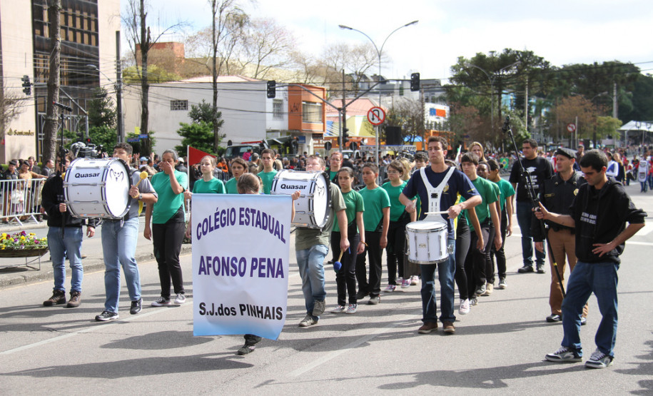 Mais de 1,5 mil alunos de escolas públicas participaram do desfile de 7 de Setembro na Avenida Cândido de Abreu, em Curitiba.<br />
<br />
Veja mais fotos em: <a href=" http://www.flickr.com/photos/flavioarns/sets/72157635424221038/" target="_blank"> http://www.flickr.com/photos/flavioarns</a>