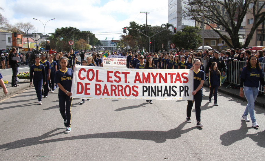 Mais de 1,5 mil alunos de escolas públicas participaram do desfile de 7 de Setembro na Avenida Cândido de Abreu, em Curitiba.<br />
<br />
Veja mais fotos em: <a href=" http://www.flickr.com/photos/flavioarns/sets/72157635424221038/" target="_blank"> http://www.flickr.com/photos/flavioarns</a>