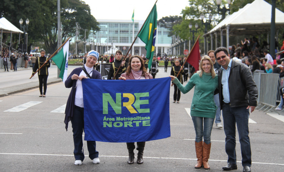 Mais de 1,5 mil alunos de escolas públicas participaram do desfile de 7 de Setembro na Avenida Cândido de Abreu, em Curitiba.<br />
<br />
Veja mais fotos em: <a href=" http://www.flickr.com/photos/flavioarns/sets/72157635424221038/" target="_blank"> http://www.flickr.com/photos/flavioarns</a>