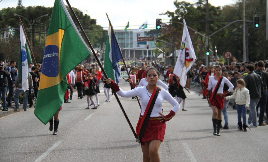 Mais de 1,5 mil alunos de escolas públicas participaram do desfile de 7 de Setembro na Avenida Cândido de Abreu, em Curitiba.<br />
<br />
Veja mais fotos em: <a href=" http://www.flickr.com/photos/flavioarns/sets/72157635424221038/" target="_blank"> http://www.flickr.com/photos/flavioarns</a>