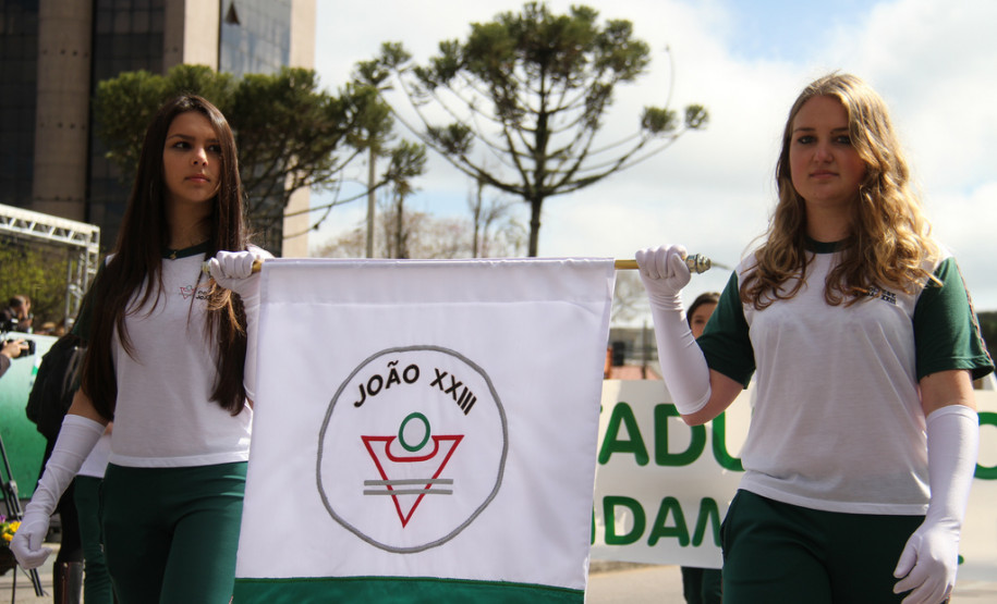 Mais de 1,5 mil alunos de escolas públicas participaram do desfile de 7 de Setembro na Avenida Cândido de Abreu, em Curitiba.<br />
<br />
Veja mais fotos em: <a href=" http://www.flickr.com/photos/flavioarns/sets/72157635424221038/" target="_blank"> http://www.flickr.com/photos/flavioarns</a>