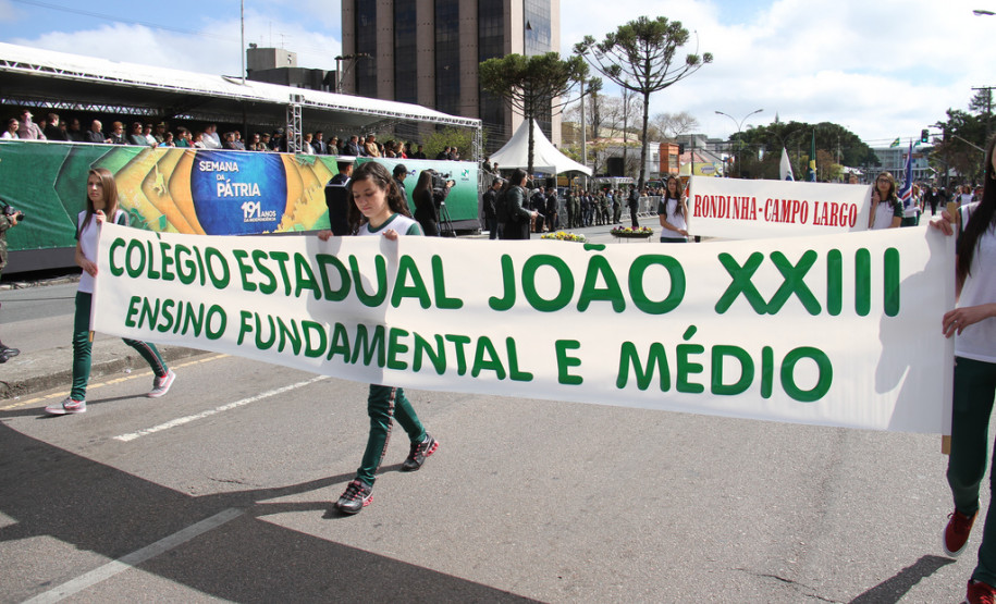 Mais de 1,5 mil alunos de escolas públicas participaram do desfile de 7 de Setembro na Avenida Cândido de Abreu, em Curitiba.<br />
<br />
Veja mais fotos em: <a href=" http://www.flickr.com/photos/flavioarns/sets/72157635424221038/" target="_blank"> http://www.flickr.com/photos/flavioarns</a>