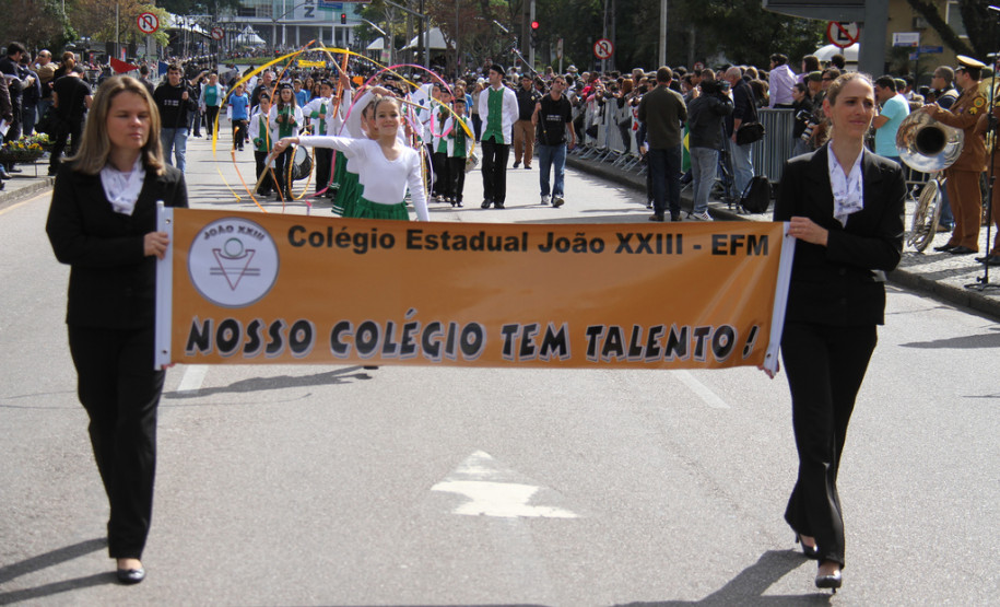 Mais de 1,5 mil alunos de escolas públicas participaram do desfile de 7 de Setembro na Avenida Cândido de Abreu, em Curitiba.<br />
<br />
Veja mais fotos em: <a href=" http://www.flickr.com/photos/flavioarns/sets/72157635424221038/" target="_blank"> http://www.flickr.com/photos/flavioarns</a>