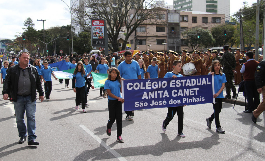Mais de 1,5 mil alunos de escolas públicas participaram do desfile de 7 de Setembro na Avenida Cândido de Abreu, em Curitiba.<br />
<br />
Veja mais fotos em: <a href=" http://www.flickr.com/photos/flavioarns/sets/72157635424221038/" target="_blank"> http://www.flickr.com/photos/flavioarns</a>