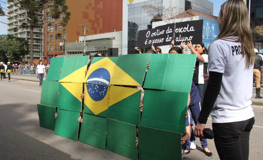 Mais de 1,5 mil alunos de escolas públicas participaram do desfile de 7 de Setembro na Avenida Cândido de Abreu, em Curitiba.<br />
<br />
Veja mais fotos em: <a href=" http://www.flickr.com/photos/flavioarns/sets/72157635424221038/" target="_blank"> http://www.flickr.com/photos/flavioarns</a>