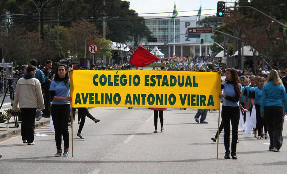 Mais de 1,5 mil alunos de escolas públicas participaram do desfile de 7 de Setembro na Avenida Cândido de Abreu, em Curitiba.<br />
<br />
Veja mais fotos em: <a href=" http://www.flickr.com/photos/flavioarns/sets/72157635424221038/" target="_blank"> http://www.flickr.com/photos/flavioarns</a>