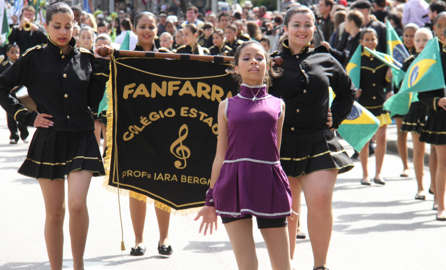 Mais de 1,5 mil alunos de escolas públicas participaram do desfile de 7 de Setembro na Avenida Cândido de Abreu, em Curitiba.<br />
<br />
Veja mais fotos em: <a href=" http://www.flickr.com/photos/flavioarns/sets/72157635424221038/" target="_blank"> http://www.flickr.com/photos/flavioarns</a>
