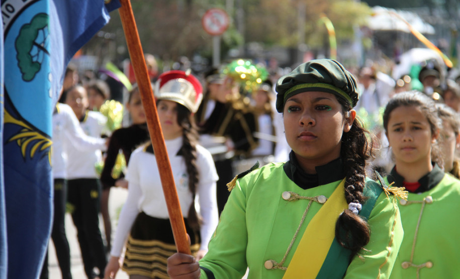 Mais de 1,5 mil alunos de escolas públicas participaram do desfile de 7 de Setembro na Avenida Cândido de Abreu, em Curitiba.<br />
<br />
Veja mais fotos em: <a href=" http://www.flickr.com/photos/flavioarns/sets/72157635424221038/" target="_blank"> http://www.flickr.com/photos/flavioarns</a>