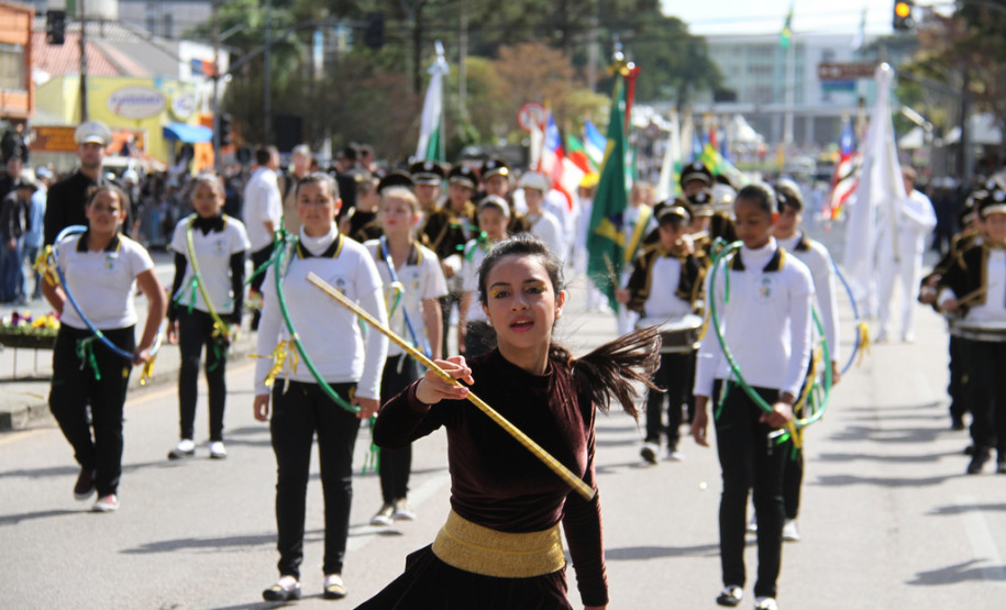 Mais de 1,5 mil alunos de escolas públicas participaram do desfile de 7 de Setembro na Avenida Cândido de Abreu, em Curitiba.<br />
<br />
Veja mais fotos em: <a href=" http://www.flickr.com/photos/flavioarns/sets/72157635424221038/" target="_blank"> http://www.flickr.com/photos/flavioarns</a>