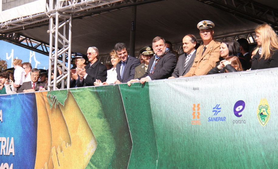 Mais de 1,5 mil alunos de escolas públicas participaram do desfile de 7 de Setembro na Avenida Cândido de Abreu, em Curitiba.<br />
<br />
Veja mais fotos em: <a href=" http://www.flickr.com/photos/flavioarns/sets/72157635424221038/" target="_blank"> http://www.flickr.com/photos/flavioarns</a>
