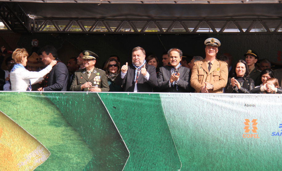 Mais de 1,5 mil alunos de escolas públicas participaram do desfile de 7 de Setembro na Avenida Cândido de Abreu, em Curitiba.<br />
<br />
Veja mais fotos em: <a href=" http://www.flickr.com/photos/flavioarns/sets/72157635424221038/" target="_blank"> http://www.flickr.com/photos/flavioarns</a>