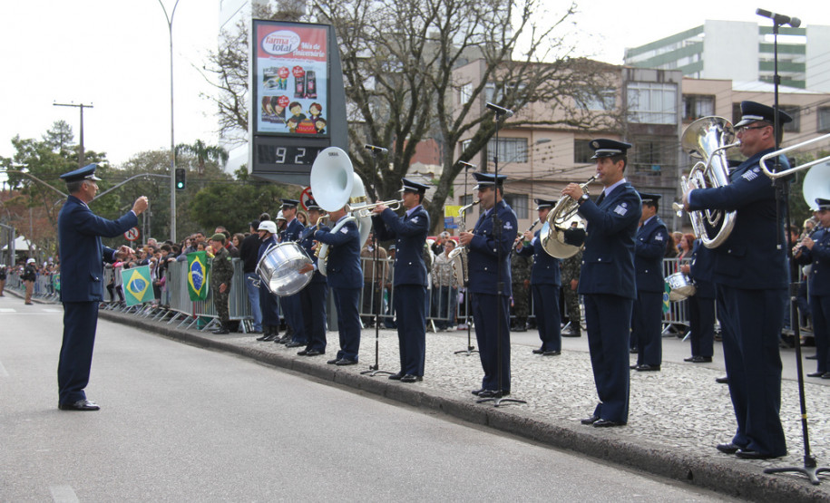Mais de 1,5 mil alunos de escolas públicas participaram do desfile de 7 de Setembro na Avenida Cândido de Abreu, em Curitiba.<br />
<br />
Veja mais fotos em: <a href=" http://www.flickr.com/photos/flavioarns/sets/72157635424221038/" target="_blank"> http://www.flickr.com/photos/flavioarns</a>