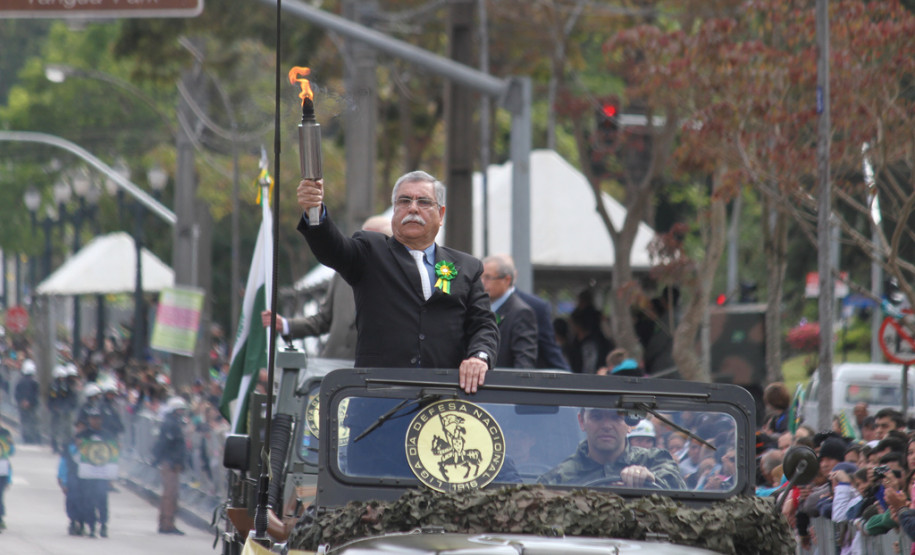 Mais de 1,5 mil alunos de escolas públicas participaram do desfile de 7 de Setembro na Avenida Cândido de Abreu, em Curitiba.<br />
<br />
Veja mais fotos em: <a href=" http://www.flickr.com/photos/flavioarns/sets/72157635424221038/" target="_blank"> http://www.flickr.com/photos/flavioarns</a>
