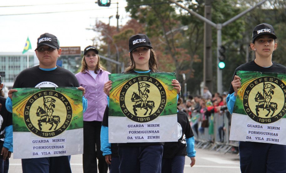 Mais de 1,5 mil alunos de escolas públicas participaram do desfile de 7 de Setembro na Avenida Cândido de Abreu, em Curitiba.<br />
<br />
Veja mais fotos em: <a href=" http://www.flickr.com/photos/flavioarns/sets/72157635424221038/" target="_blank"> http://www.flickr.com/photos/flavioarns</a>