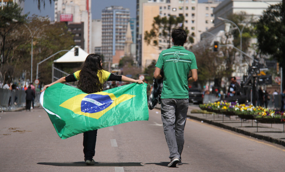 Mais de 1,5 mil alunos de escolas públicas participaram do desfile de 7 de Setembro na Avenida Cândido de Abreu, em Curitiba.<br />
<br />
Veja mais fotos em: <a href=" http://www.flickr.com/photos/flavioarns/sets/72157635424221038/" target="_blank"> http://www.flickr.com/photos/flavioarns</a>