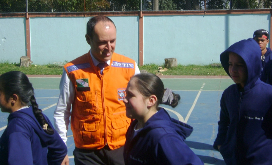 Até 2014 todas as 413 Escolas de Educação Básica na Modalidade Educação Especial e escolas coirmãs do Paraná terão brigadistas treinados.