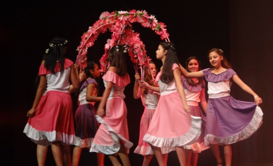 O evento contou com a participação dos alunos e professores das escolas estaduais de toda a região e foi dividido em danças folclóricas e de salão.