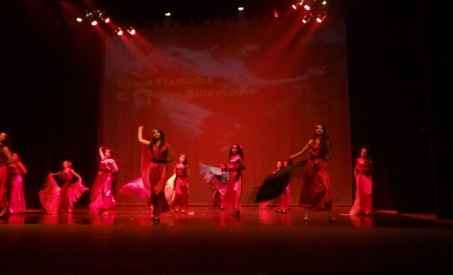 O evento contou com a participação dos alunos e professores das escolas estaduais de toda a região e foi dividido em danças folclóricas e de salão.