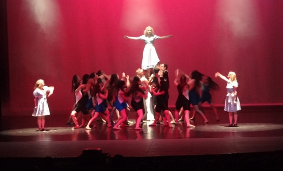 O evento contou com a participação dos alunos e professores das escolas estaduais de toda a região e foi dividido em danças folclóricas e de salão.