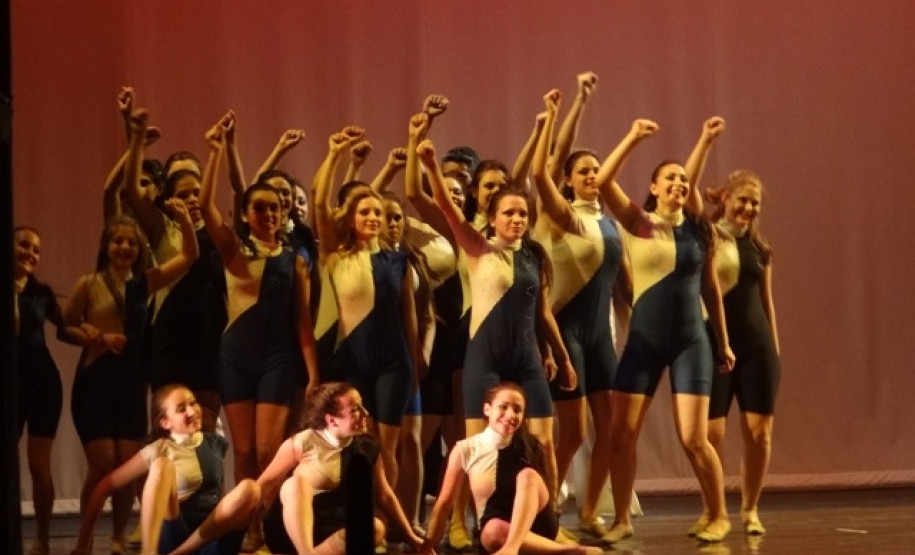 O evento contou com a participação dos alunos e professores das escolas estaduais de toda a região e foi dividido em danças folclóricas e de salão.