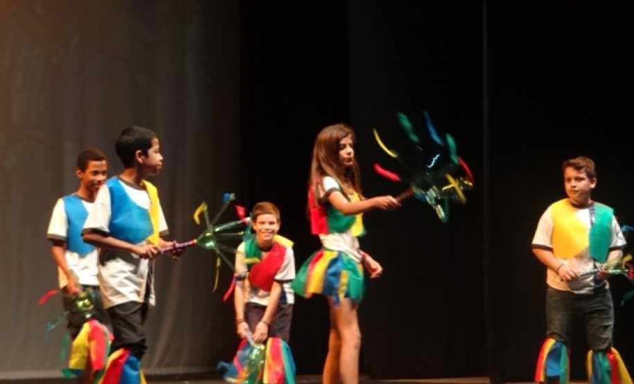 O evento contou com a participação dos alunos e professores das escolas estaduais de toda a região e foi dividido em danças folclóricas e de salão.