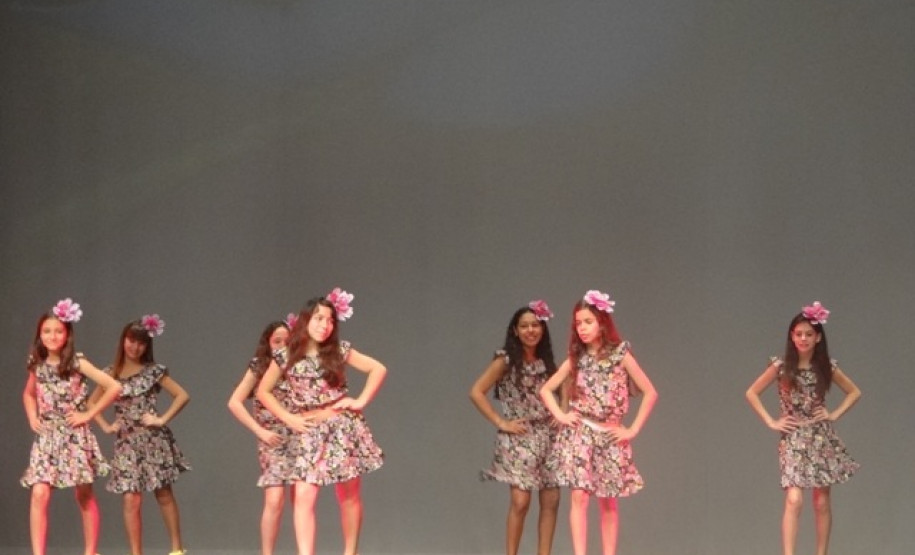 O evento contou com a participação dos alunos e professores das escolas estaduais de toda a região e foi dividido em danças folclóricas e de salão.