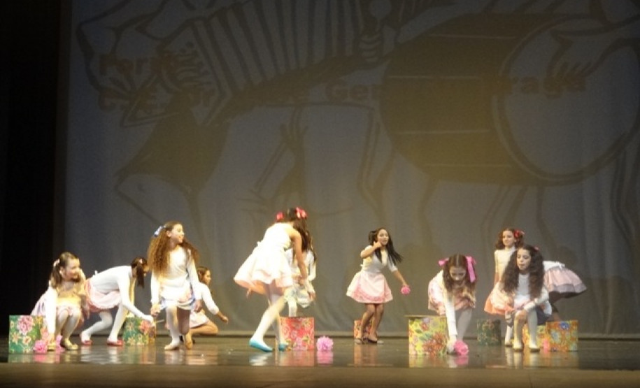 O evento contou com a participação dos alunos e professores das escolas estaduais de toda a região e foi dividido em danças folclóricas e de salão.