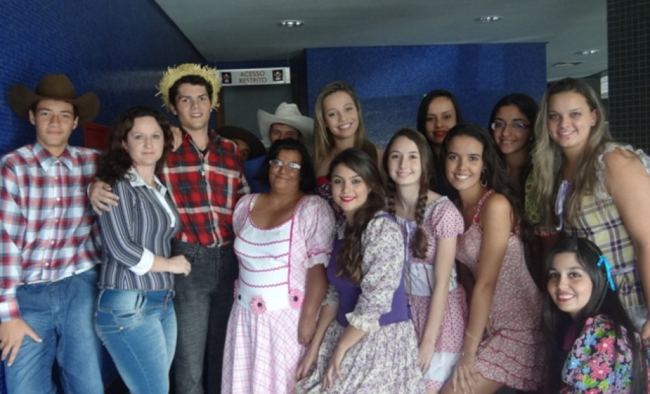 O evento contou com a participação dos alunos e professores das escolas estaduais de toda a região e foi dividido em danças folclóricas e de salão.