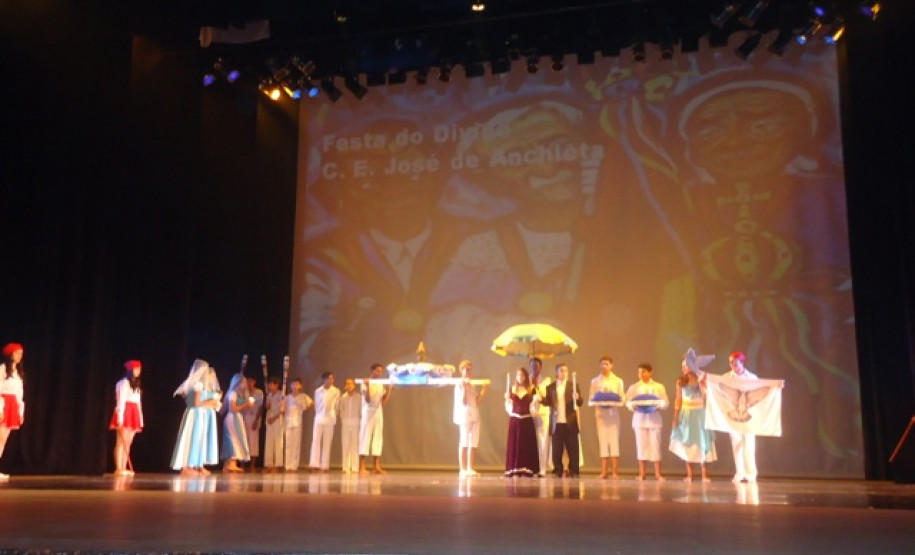 O evento contou com a participação dos alunos e professores das escolas estaduais de toda a região e foi dividido em danças folclóricas e de salão.