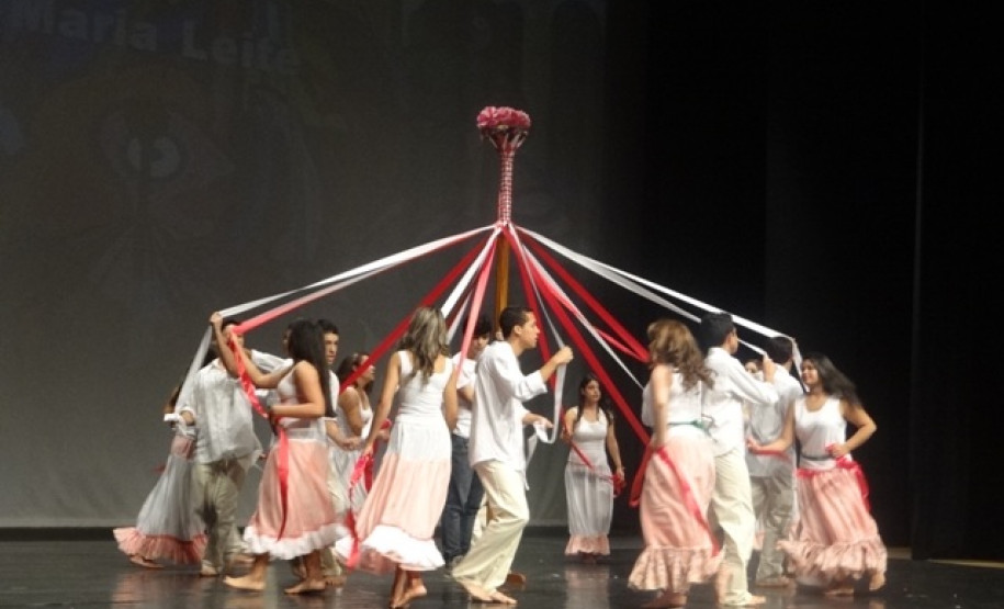 O evento contou com a participação dos alunos e professores das escolas estaduais de toda a região e foi dividido em danças folclóricas e de salão.
