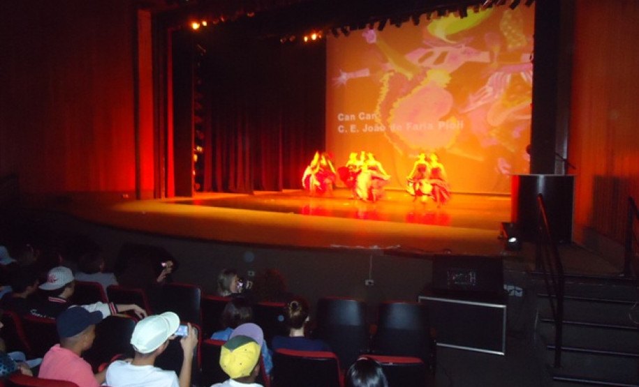 O evento contou com a participação dos alunos e professores das escolas estaduais de toda a região e foi dividido em danças folclóricas e de salão.