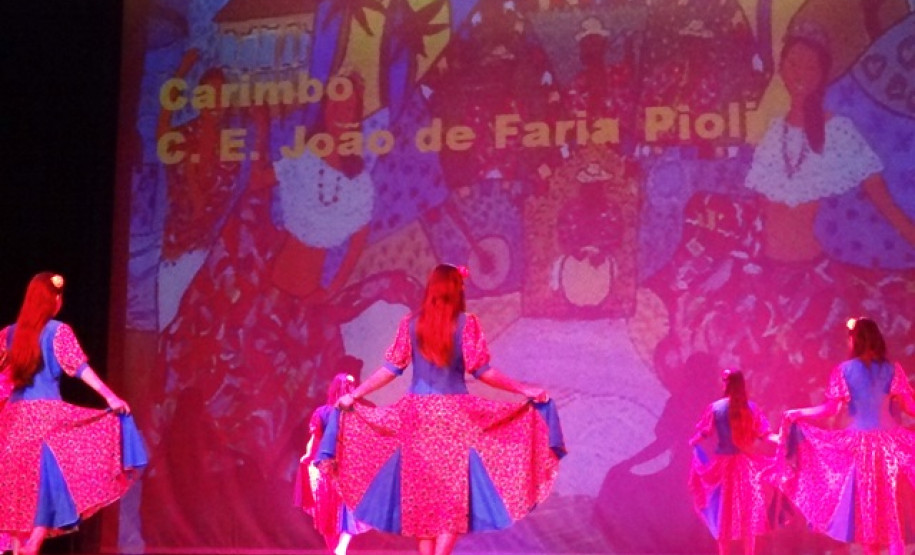 O evento contou com a participação dos alunos e professores das escolas estaduais de toda a região e foi dividido em danças folclóricas e de salão.