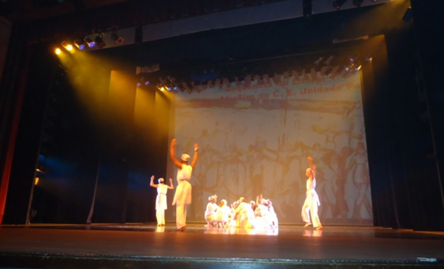 O evento contou com a participação dos alunos e professores das escolas estaduais de toda a região e foi dividido em danças folclóricas e de salão.