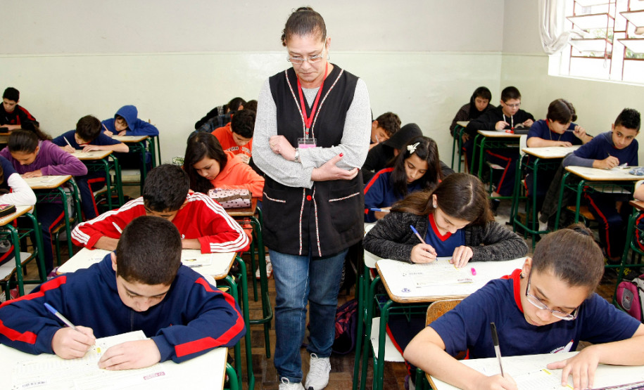 04-06-13 - Colégio Estadual Professor Lysimaco Ferreira Costa, alunos participam da 1ª fase da Olimpíada Brasileira de Matemática das Escolas Públicas (Obmep), em junho deste ano.