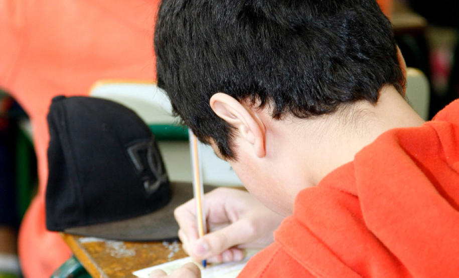 04-06-13 - Colégio Estadual Professor Lysimaco Ferreira Costa, alunos participam da 1ª fase da Olimpíada Brasileira de Matemática das Escolas Públicas (Obmep), em junho deste ano.