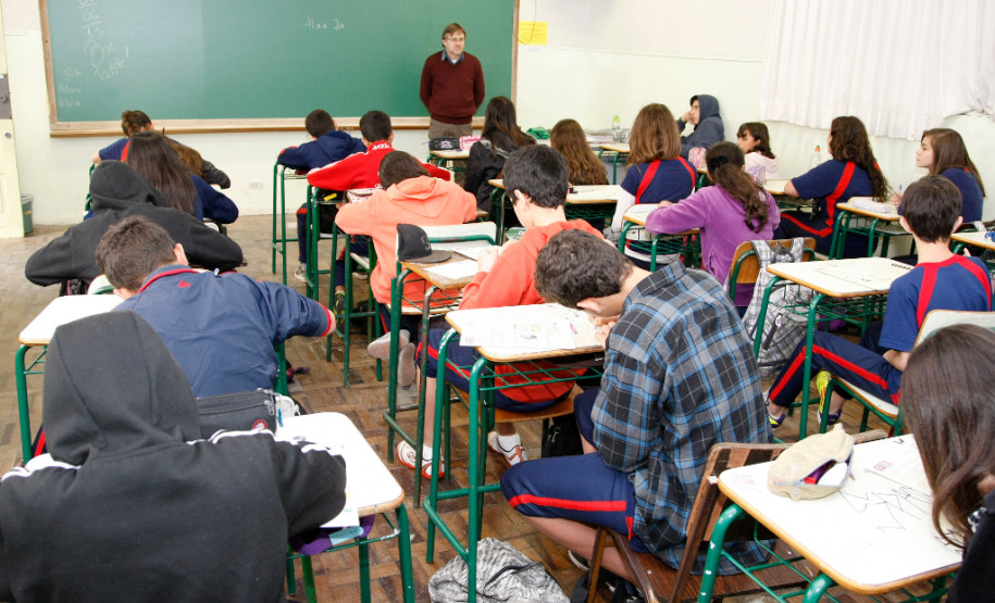 04-06-13 - Colégio Estadual Professor Lysimaco Ferreira Costa, alunos participam da 1ª fase da Olimpíada Brasileira de Matemática das Escolas Públicas (Obmep), em junho deste ano.