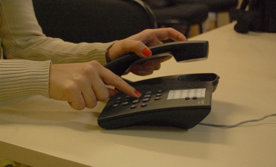 Na comparação das contas telefônicas de junho e agosto deste ano, houve redução de 20% no valor pago, uma economia real de R$ 165 mil. Também foi criada uma central telefônica para que as ligações entre a Seed, os Núcleos Regionais de Educação (NREs), e o Colégio Estadual do Paraná tenham custo zero.