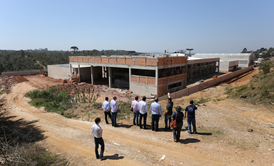 O CEEP terá capacidade para atender 1,2 mil alunos. Estão previstos os cursos técnicos de Meio Ambiente, Segurança do Trabalho, Química e Gestão Empresarial. O investimento é de quase R$ 10 milhões, parceria do governo estadual com o Programa Brasil Profissionalizado.<br />
<br />
Veja mais fotos em: <a href="http://www.flickr.com/photos/flavioarns/sets/72157635503317098/" target="_blank"> http://www.flickr.com/photos/flavioarns </a>