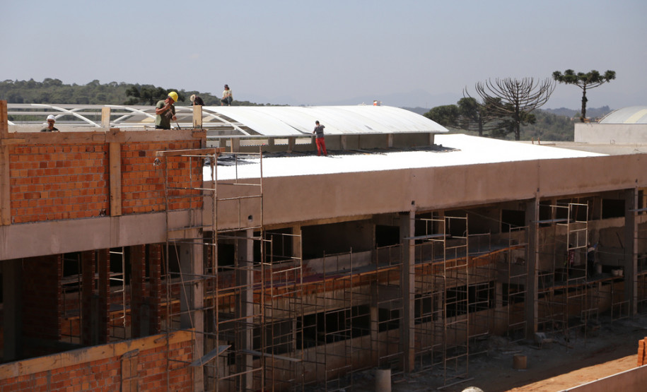 O CEEP terá capacidade para atender 1,2 mil alunos. Estão previstos os cursos técnicos de Meio Ambiente, Segurança do Trabalho, Química e Gestão Empresarial. O investimento é de quase R$ 10 milhões, parceria do governo estadual com o Programa Brasil Profissionalizado.<br />
<br />
Veja mais fotos em: <a href="http://www.flickr.com/photos/flavioarns/sets/72157635503317098/" target="_blank"> http://www.flickr.com/photos/flavioarns </a>
