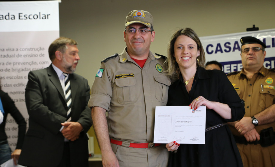 Flávio Arns entregou parte dos equipamentos e certificados do curso de formação de Brigada Escolar, no Colégio Estadual Dom Pedro II, em Curitiba.<br />
<br />
Veja mais fotos em: <a href=" http://www.flickr.com/photos/flavioarns/sets/72157635501913033/" target="_blank"> http://www.flickr.com/photos/flavioarns/</a>