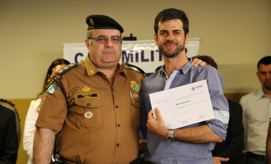 Flávio Arns entregou parte dos equipamentos e certificados do curso de formação de Brigada Escolar, no Colégio Estadual Dom Pedro II, em Curitiba.<br />
<br />
Veja mais fotos em: <a href=" http://www.flickr.com/photos/flavioarns/sets/72157635501913033/" target="_blank"> http://www.flickr.com/photos/flavioarns/</a>