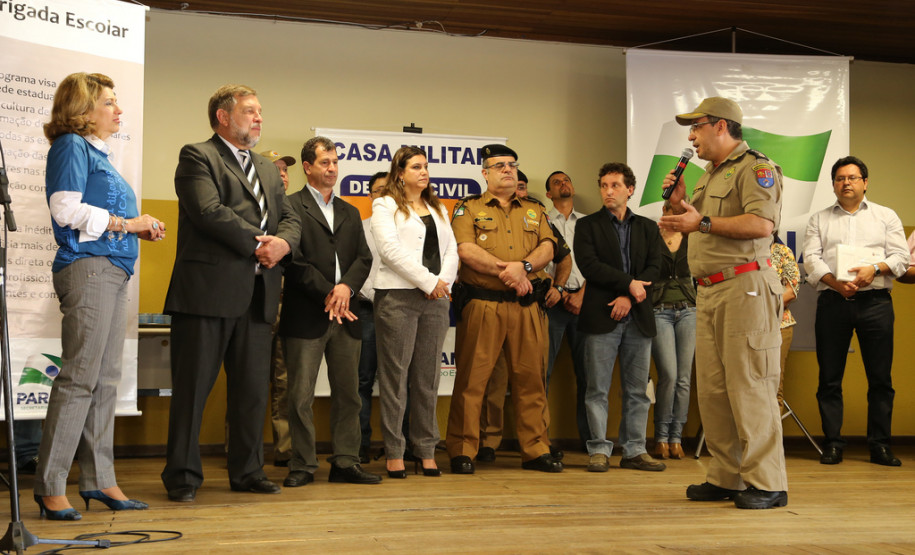 Flávio Arns entregou parte dos equipamentos e certificados do curso de formação de Brigada Escolar, no Colégio Estadual Dom Pedro II, em Curitiba.<br />
<br />
Veja mais fotos em: <a href=" http://www.flickr.com/photos/flavioarns/sets/72157635501913033/" target="_blank"> http://www.flickr.com/photos/flavioarns/</a>