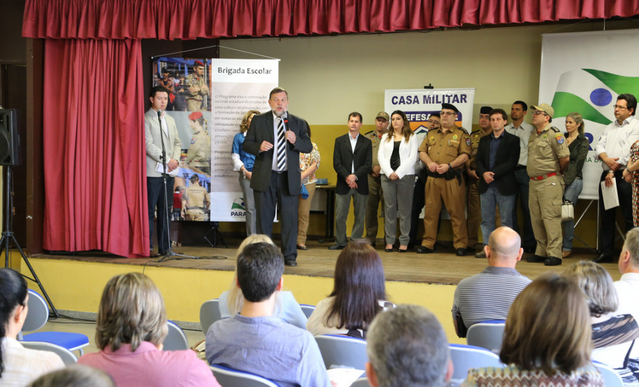Flávio Arns entregou parte dos equipamentos e certificados do curso de formação de Brigada Escolar, no Colégio Estadual Dom Pedro II, em Curitiba.<br />
<br />
Veja mais fotos em: <a href=" http://www.flickr.com/photos/flavioarns/sets/72157635501913033/" target="_blank"> http://www.flickr.com/photos/flavioarns/</a>